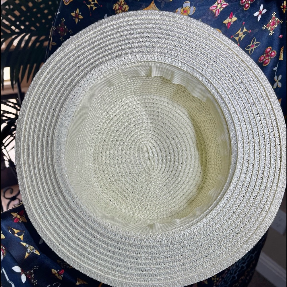 White Hat With Red & Blue Band. Gold Pearl & Dazzle Bee Broach On Side - Picture 3 of 7